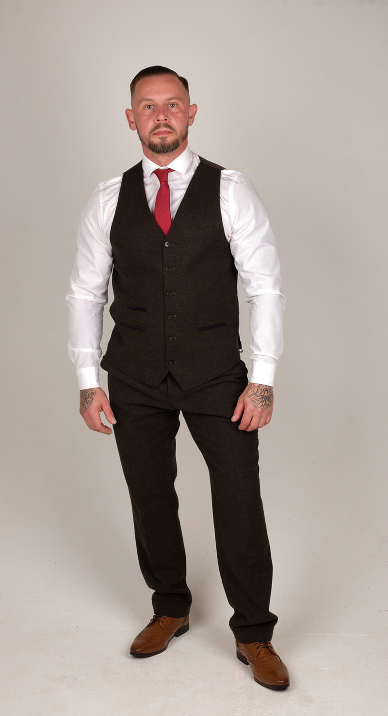 • Mens Official TruClothing Collection Based On Actual Styles Of That Era • Suit Comes complete as a 3 piece suit, this includes Trousers, Waistcoat & Blazer • Premium Herringbone Wool Blend Tweed Fabric, Rich Brown Colour With Collar Waistcoat & Contrasting Trim & Detailing • Classic 1920s Vintage Herringbone Tweed Suit, Tailored Fit (in between slim & regular fit) & Regular (R) In Length - Party Wear | Office Wear