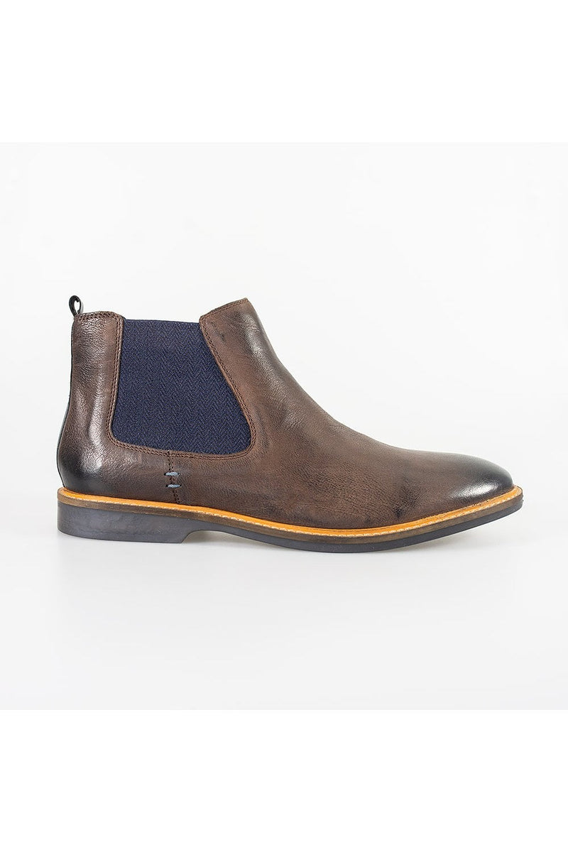 Very lightly scuffed for a lived-in look with elasticated side panels for an easy slip on, our stylish Arizona navy boots are perfect for that winter wardrobe update.