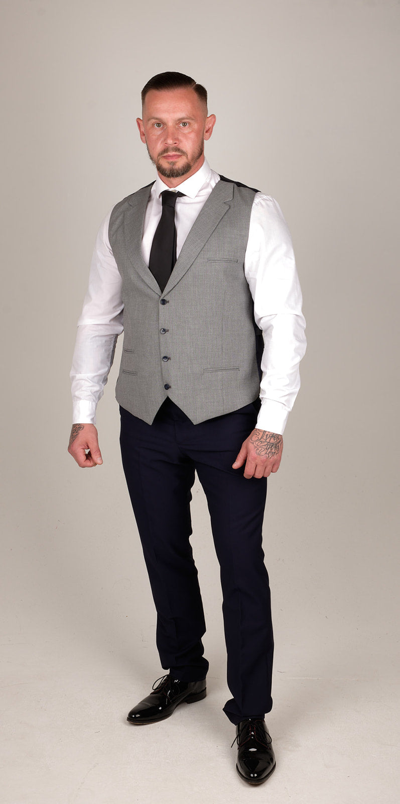 • Mens 3 Piece Herringbone Tweed Suit WIth Contrasting Grey Waistcoat • This Suit Comes Complete With Waistcoat, Trousers & Blazer Jacket! • Classic 1920s Tailoring From The Era Of Gatsby & Tailored For The Modern Man, Perfect Suit To Be Worn For Any Smart Formal Occasion Such As Weddings, Proms, Parties or Work • Made From Premium Herringbone Tweed Textured Polyester Fabric With Textured Detailing, Tailored Fit (in between slim & regular fit), True To Size | Office Wear