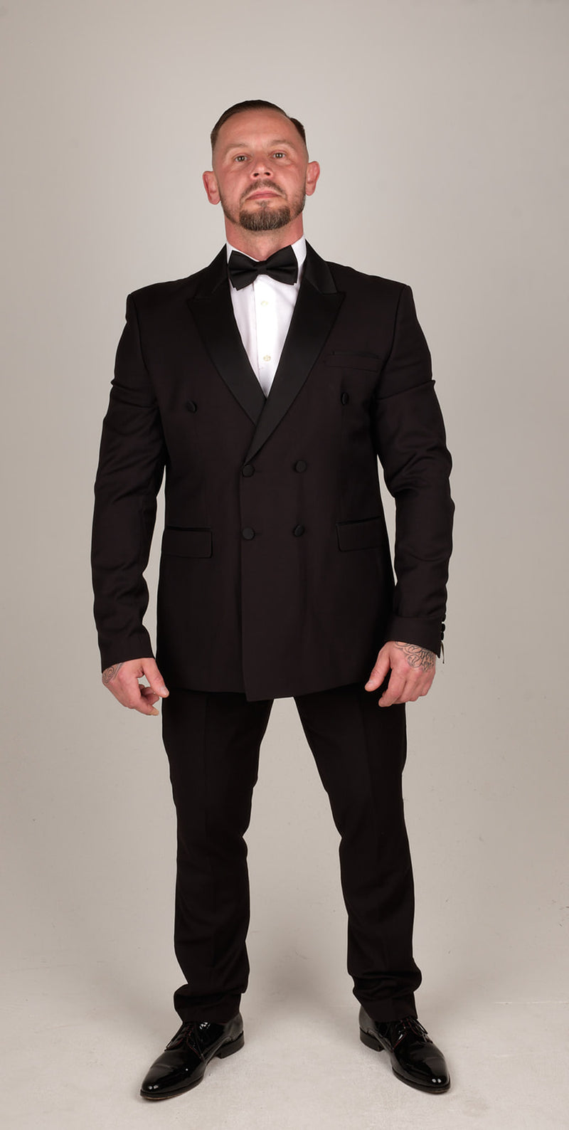 * Mens Complete 3 Piece Tuxedo Dinner Suit  * Complete With Blazer Jacket, Waistcoat & Suit Carrier  * Perfect For Any Formal or Smart Occasion Such As Parties, Weddings or Proms  * Amazing Black Fabric With Contrasting Satin Lapels & Trim, Tailored Fit (in between slim & regular fit)- Party Wear | Office Wear