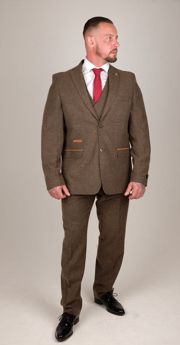 • This suit comes complete in 4 pieces which include the blazer, waistcoat, trousers & pocket square as displayed • Exterior is finished in a wool textured tweed check fabric with a subtle contrasting check & contrasting lining to match up with the hanky and brown trim detailing • This vintage smart formal suit is versatile and can be worn for weddings, proms, parties and work, based on the 1920's vintage look. Tailored Fit (in between slim & regular fit) • Many More Styles & Colours Available in Store!