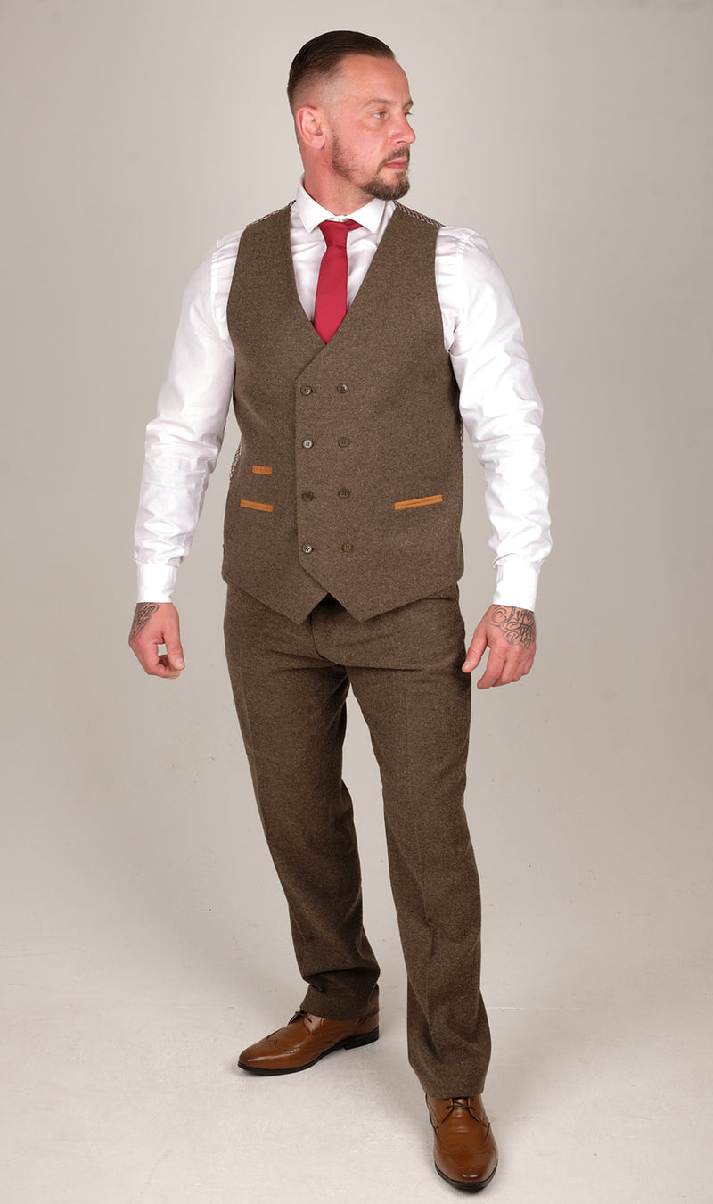 • This suit comes complete in 4 pieces which include the blazer, waistcoat, trousers & pocket square as displayed • Exterior is finished in a wool textured tweed check fabric with a subtle contrasting check & contrasting lining to match up with the hanky and brown trim detailing • This vintage smart formal suit is versatile and can be worn for weddings, proms, parties and work, based on the 1920's vintage look. Tailored Fit (in between slim & regular fit) • Many More Styles & Colours Available in Store!