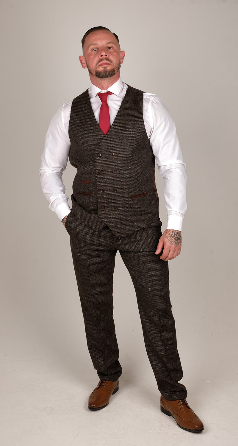 • Mens Official TruClothing Heritage Collection Inspired By 1920s Vintage Fashion • Suit Comes complete as a 3 piece suit, this includes Trousers, Double Breasted Waistcoat & Blazer!  • Classic 1920s Vintage Check Tweed Suit, Tailored Fit (in between slim & regular fit) & Regular (R) In Length | Office Wear | Wedding Suit | Office Wear