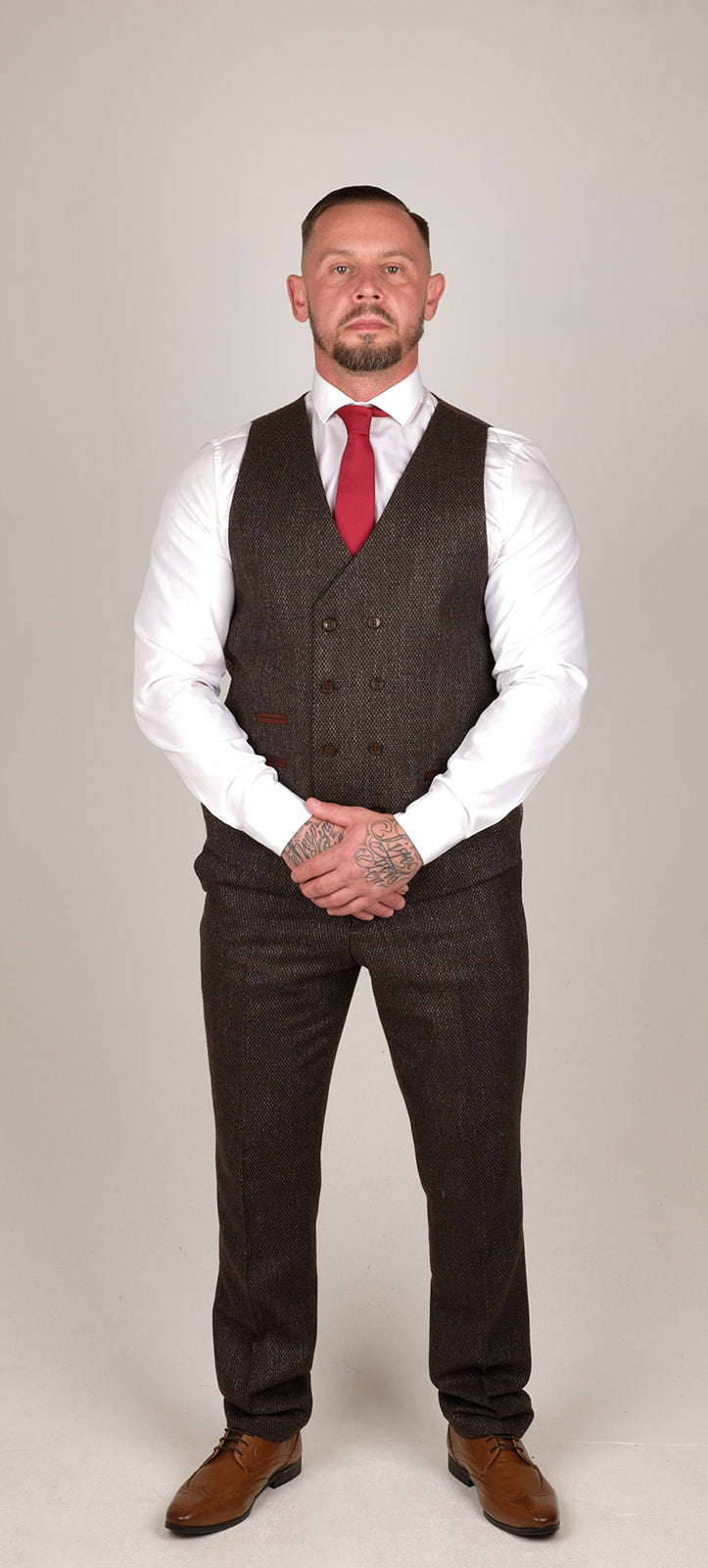 • Mens Official TruClothing Heritage Collection Inspired By 1920s Vintage Fashion • Suit Comes complete as a 3 piece suit, this includes Trousers, Double Breasted Waistcoat & Blazer!  • Classic 1920s Vintage Check Tweed Suit, Tailored Fit (in between slim & regular fit) & Regular (R) In Length | Office Wear | Wedding Suit | Office Wear