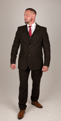 • Mens Official TruClothing Collection Based On Actual Styles Of That Era • Suit Comes complete as a 3 piece suit, this includes Trousers, Waistcoat & Blazer • Premium Herringbone Wool Blend Tweed Fabric, Rich Brown Colour With Collar Waistcoat & Contrasting Trim & Detailing • Classic 1920s Vintage Herringbone Tweed Suit, Tailored Fit (in between slim & regular fit) & Regular (R) In Length - Party Wear | Office Wear