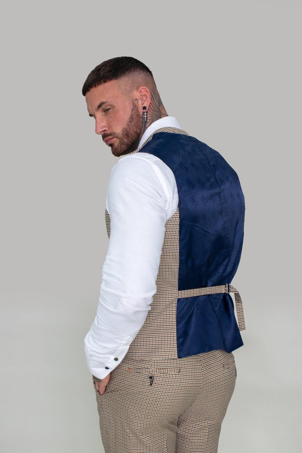 Make an entrance in the Elwood waistcoat. Doused in a subtle check tweed, also looks great styled with the matching Elwood trousers! Style  Elwood Waistcoat Material 65% Polyester 30% Rayon 5% Spandex Colour Tan Fitting Skinny Fit Buttons 6 Internal pockets 0 Vents 0 Lapel Pin No  - Party Wear