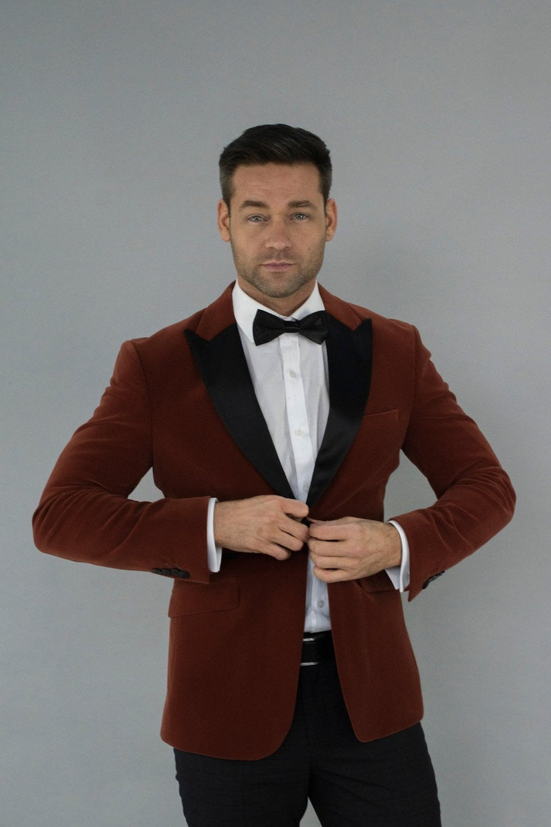 Our stunning new Rosa Copper blazer is an ideal choice for gentlemen who prefer to add a subtle twist to their style. Fastening to a single-breasted silhouette, a style that will work over a formal shirt or slim-fit turtleneck.