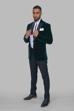 The classic Cavani Rosa Velvet Blazer is now available in a stunning forest green. You will surely make an entrance whilst wearing this stunning jacket.