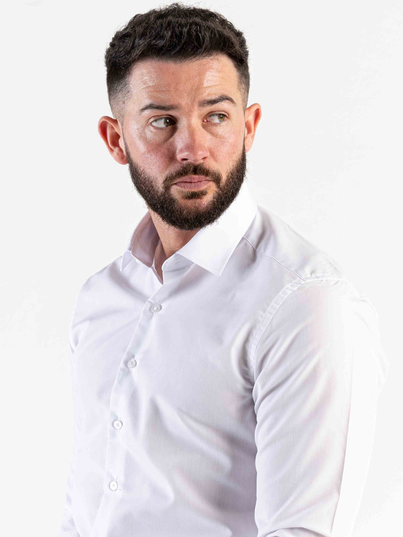 The crisp cufflink shirt is a classic and can be styled with our range of blazers. In classic white, it further features a spread collar and a full button fastening to the front, giving you a refined look.